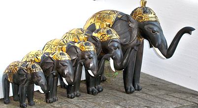 Elefanten aus Holz mit golddecke